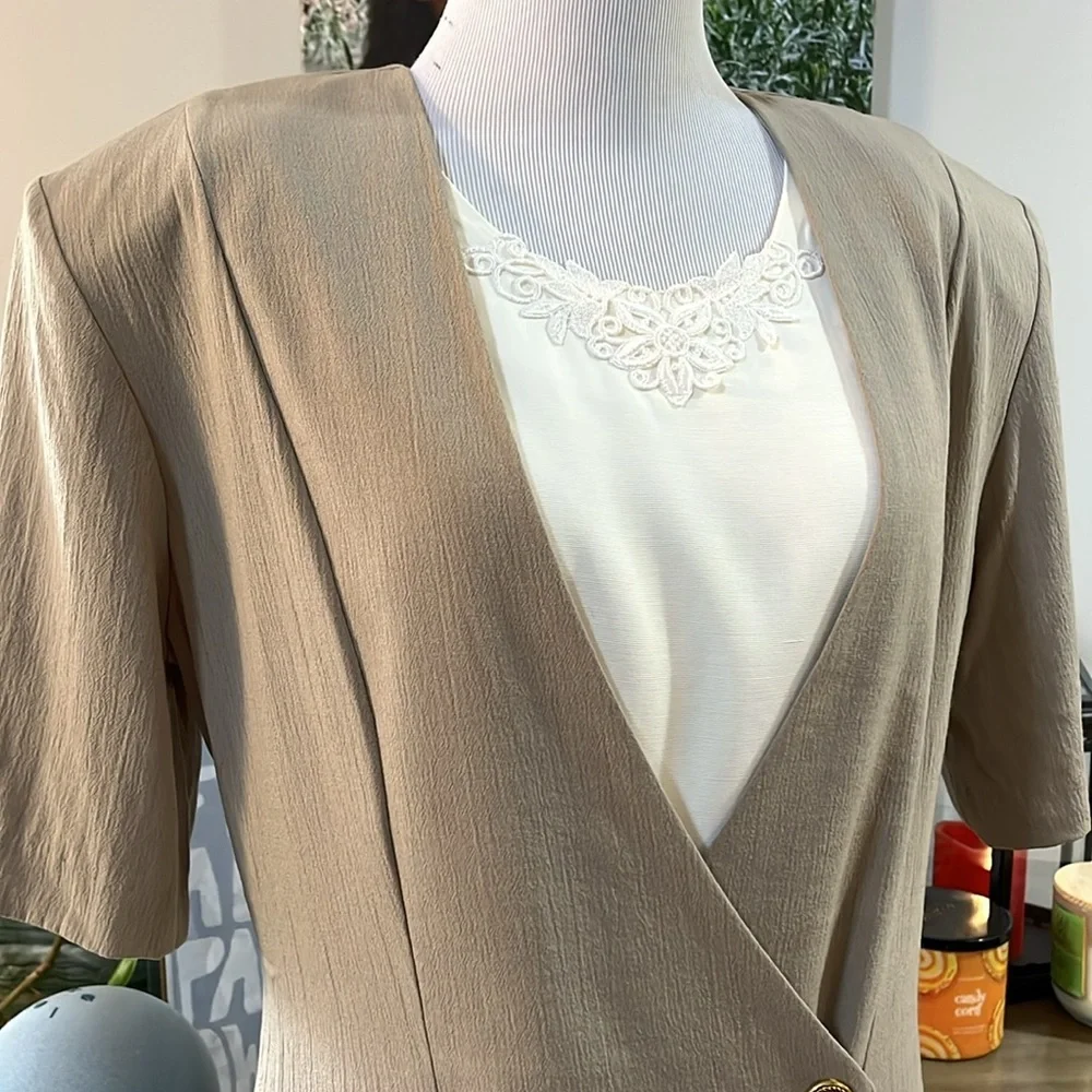 VINTAGE DAWN JOY DOUBLE BREASTED JACKET AND PLEATED SKIRT SET TAN WHITE SIZE 6 - Picture 3 of 17